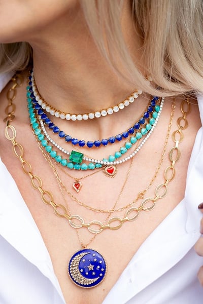 Bijoux tendance 2025 : toutes les nouveautés à adopter cette année