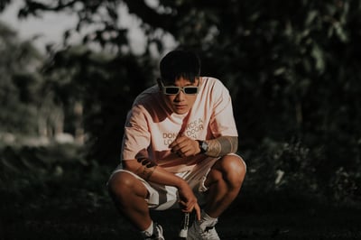 Quelles sont les pièces streetwear qui se marient avec un style plus classique ?