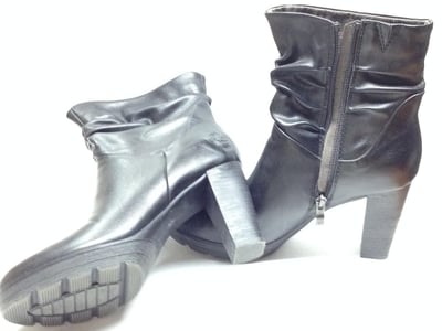 Comment porter les bottines avec une jupe midi ?