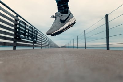 Quelles sneakers choisir pour un look streetwear réussi ?